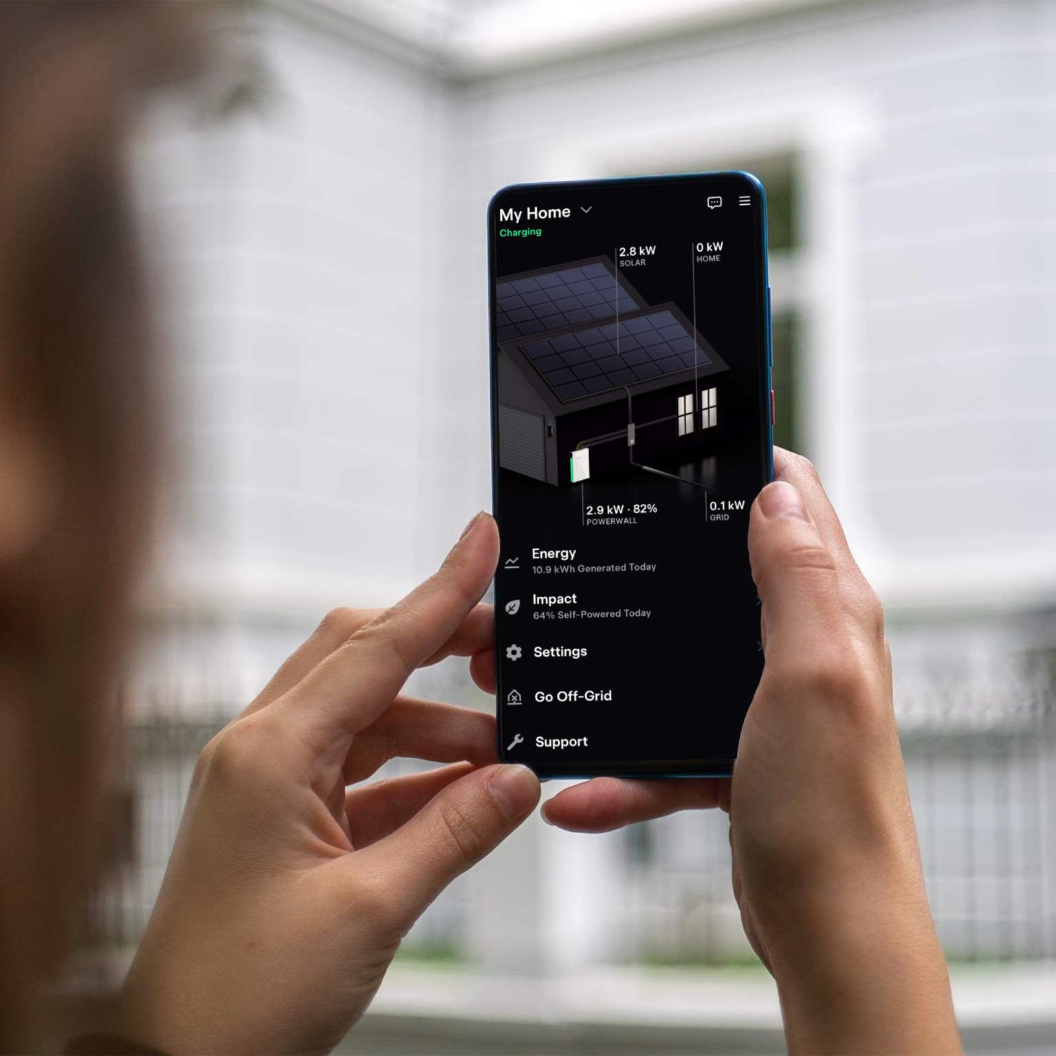Capture d'écran de l'application Tesla affichant le suivi d'autoconsommation solaire et le niveau de batterie Powerwall à Perpignan, Occitanie.